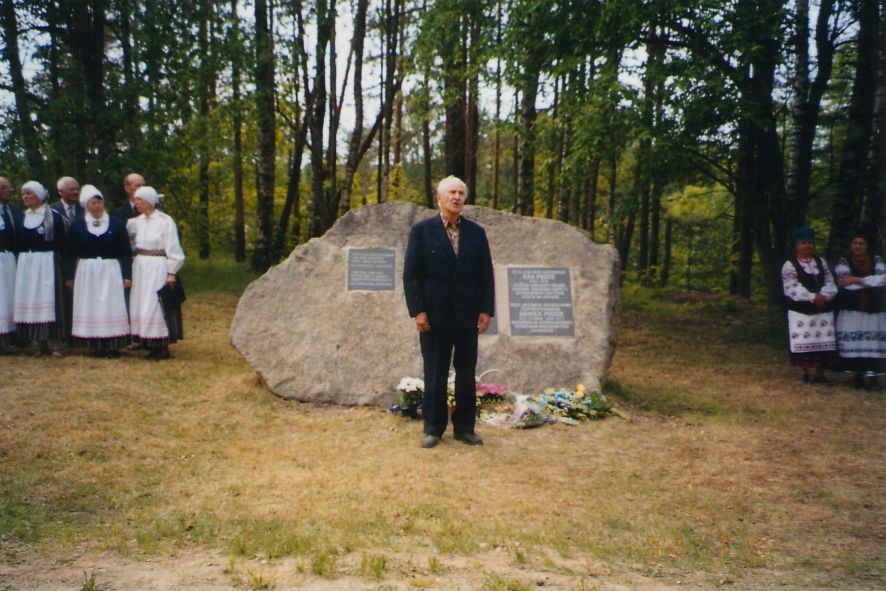 Foto. Lembit Kalda esinemas Jaan ja Anfissa Räppole mälestuskivi avamisel. Räpo, 26.05.2002.