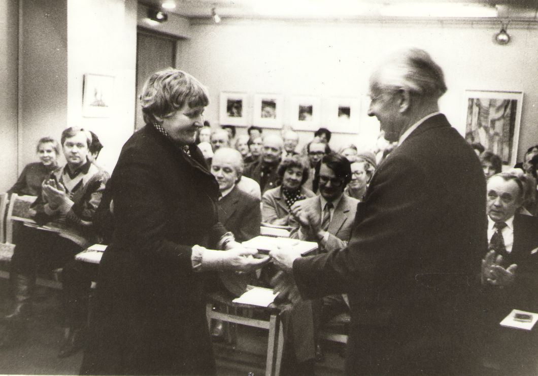 Foto. Leila Pärtelpoeg Kreutzwaldi mälestusmedalit vastu võtmas. Võru, 1987.
