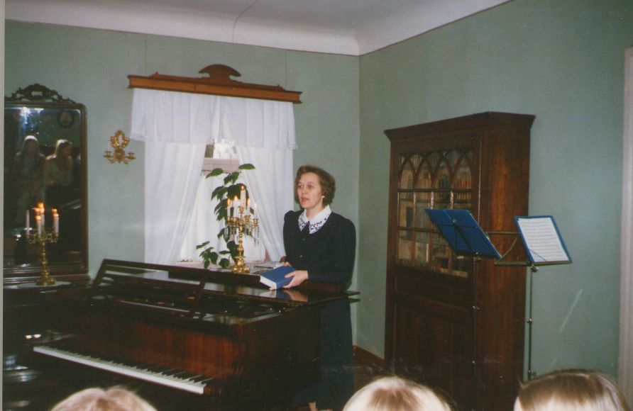 Foto. A. Hollo esinemas Fr. R. Kreutzwaldi mälestuspäeval. Võru, 1995.