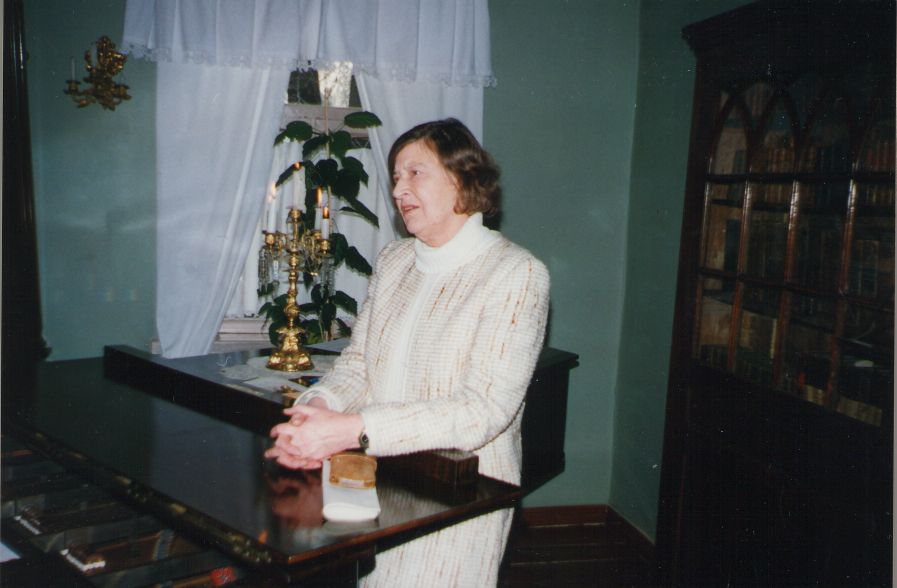 Foto. EVA AAVER esinemas Fr. R. Kreutzwaldi mälestuspäeval. Võru, 1995.