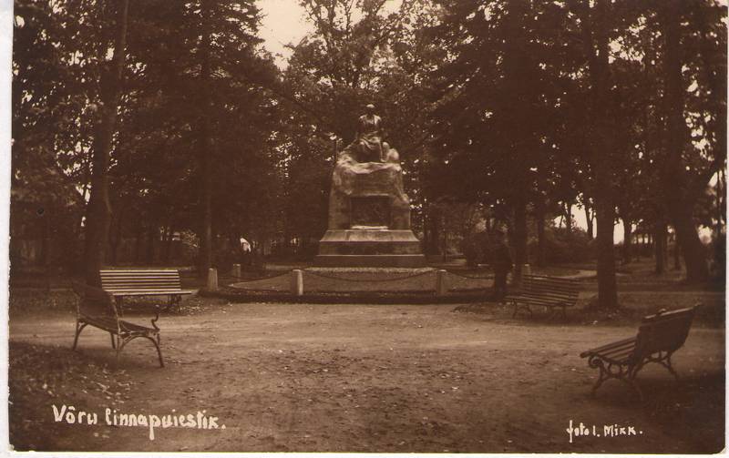 Foto. Dr. Fr. R. Kreutzwaldi mälestussammas Võrus.