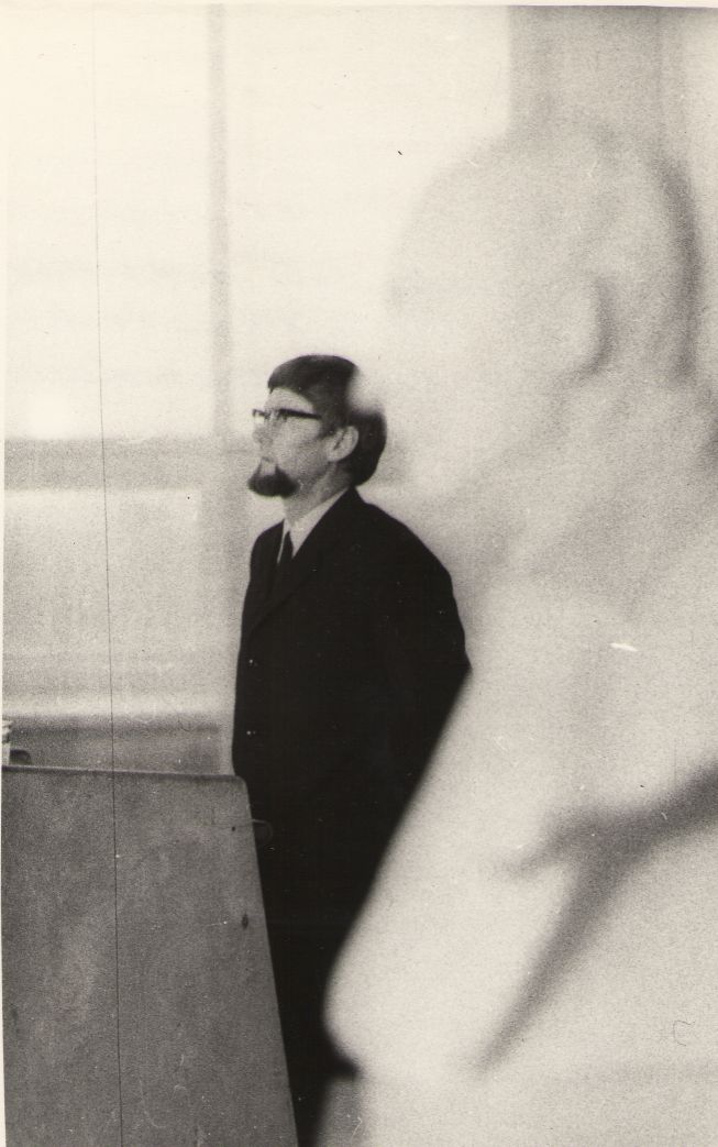 Foto. Kirjandusteadlane Endel Nirk esinemas II Kreutzwaldi päeval 18.12.1971, Võru.