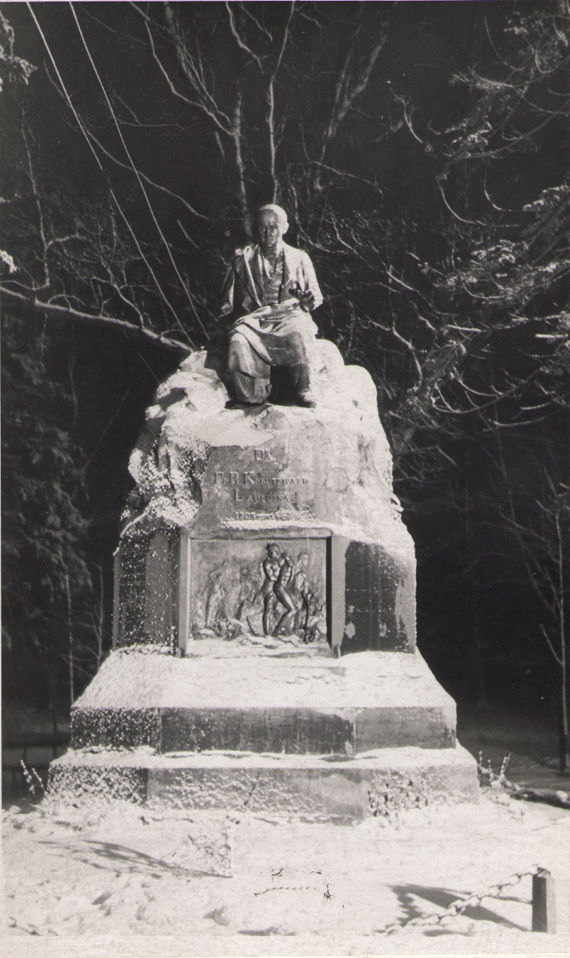 Foto. Fr. R. Kreutzwaldi mälestussammas Võrus, (A. Adamson).