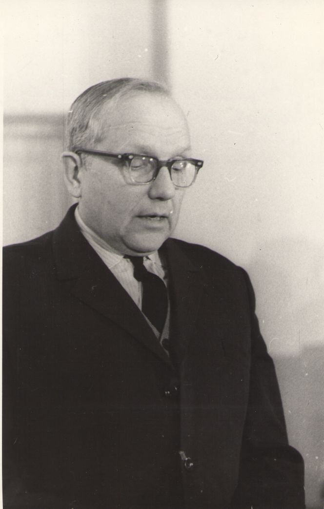 Foto. Rahvaluule- ja kirjandusteadlane Eduard Laugaste esinemas II Kreutzwaldi päeval 18.12.1971, Võru.