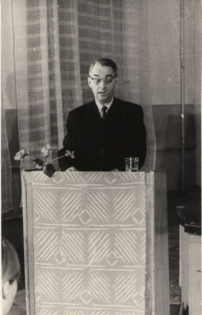 Foto. Rudolf Põldmäe esinemas II Kreutzwaldi päeval 18.12.1971, Võru.