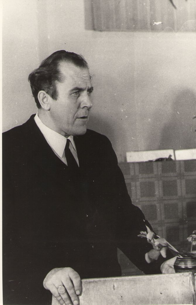 Foto. Dr. Elmut Laane esinemas II Kreutzwaldi päeval 18.12.1971, Võru.