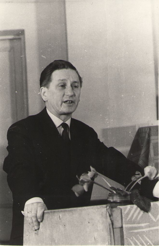 Foto. Dr. Härm Soopõld esinemas II Kreutzwaldi päeval 18.12.1971, Võru.