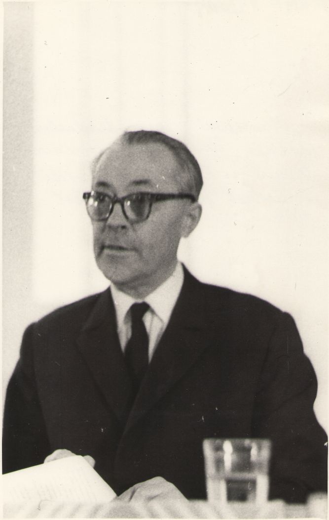 Foto. Võru Koduloomuuseumi vanemteadur Elmo Ploom esinemas II Kreutzwaldi päeval 18.12.1971, Võru.