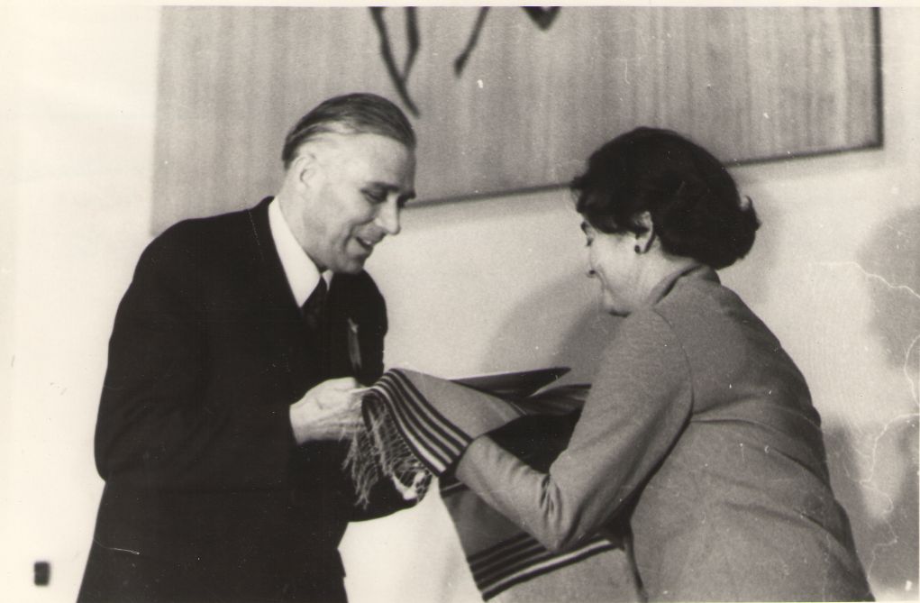 Foto. Irene Rosenberg annab A. Krullile üle mälestusesemeid II Kreutzwaldi päeval 18.12.1971, Võru.