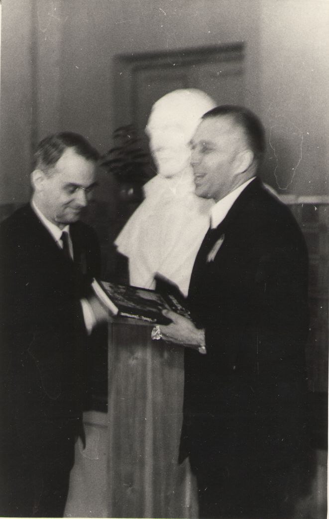 Foto. Aleksander Krull ja Rudolf Põldmäe II Kreutzwaldi päeval 18.12.1971, Võru.