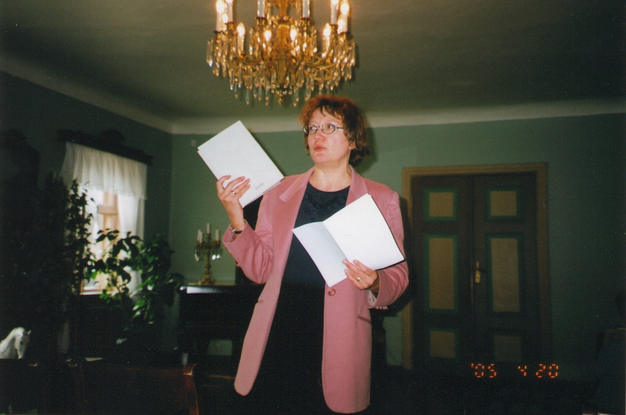 Foto. S. Olesk A. Annisti raamatut FRIEDRICH REINHOLD KREUTZWALDI KALEVIPOEG esitlemas. Võru, 20.04.2005.