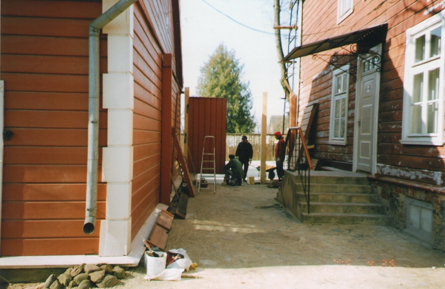 Foto. Väravapostide vahetus muuseumis. Võru, 26.04.2005.