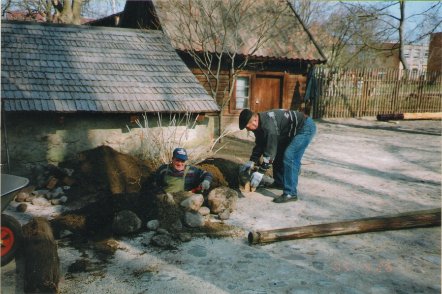 Foto. Kaevuhargi vahetamine muuseumis. Võru, 26.04.2005.