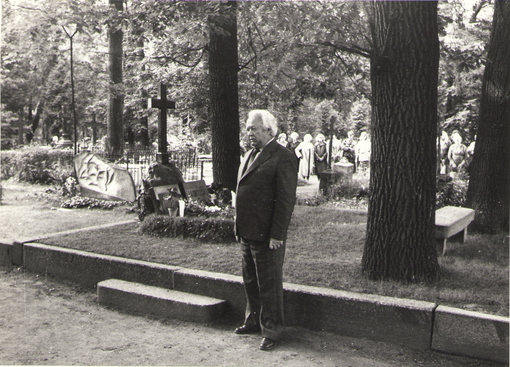 Foto. Fr. R. Kreutzwaldi haud Tartus. Esineb Juhan Peegel. Tartu, 1982.