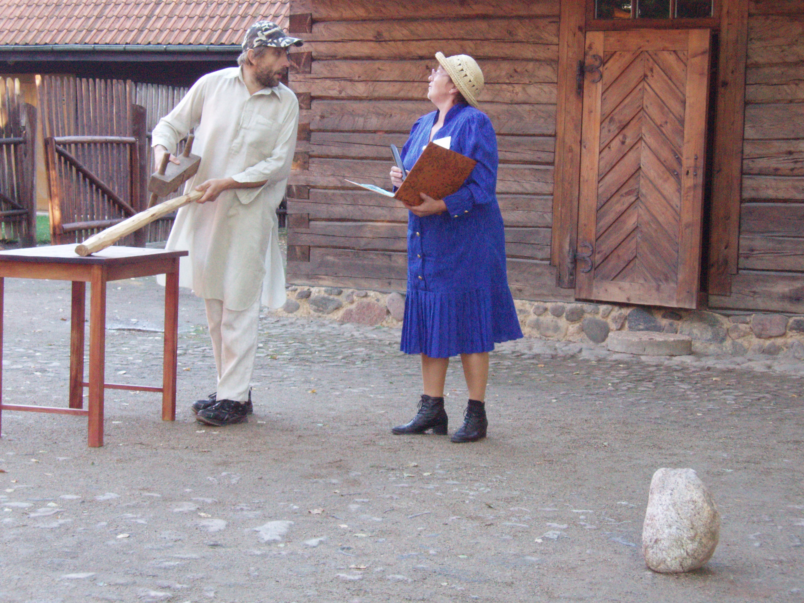 Foto. Krabi külateatri etendus KUISS KALEV KODU TULL (Kalev ja ajakirjanik). Võru, 30.08.2007.