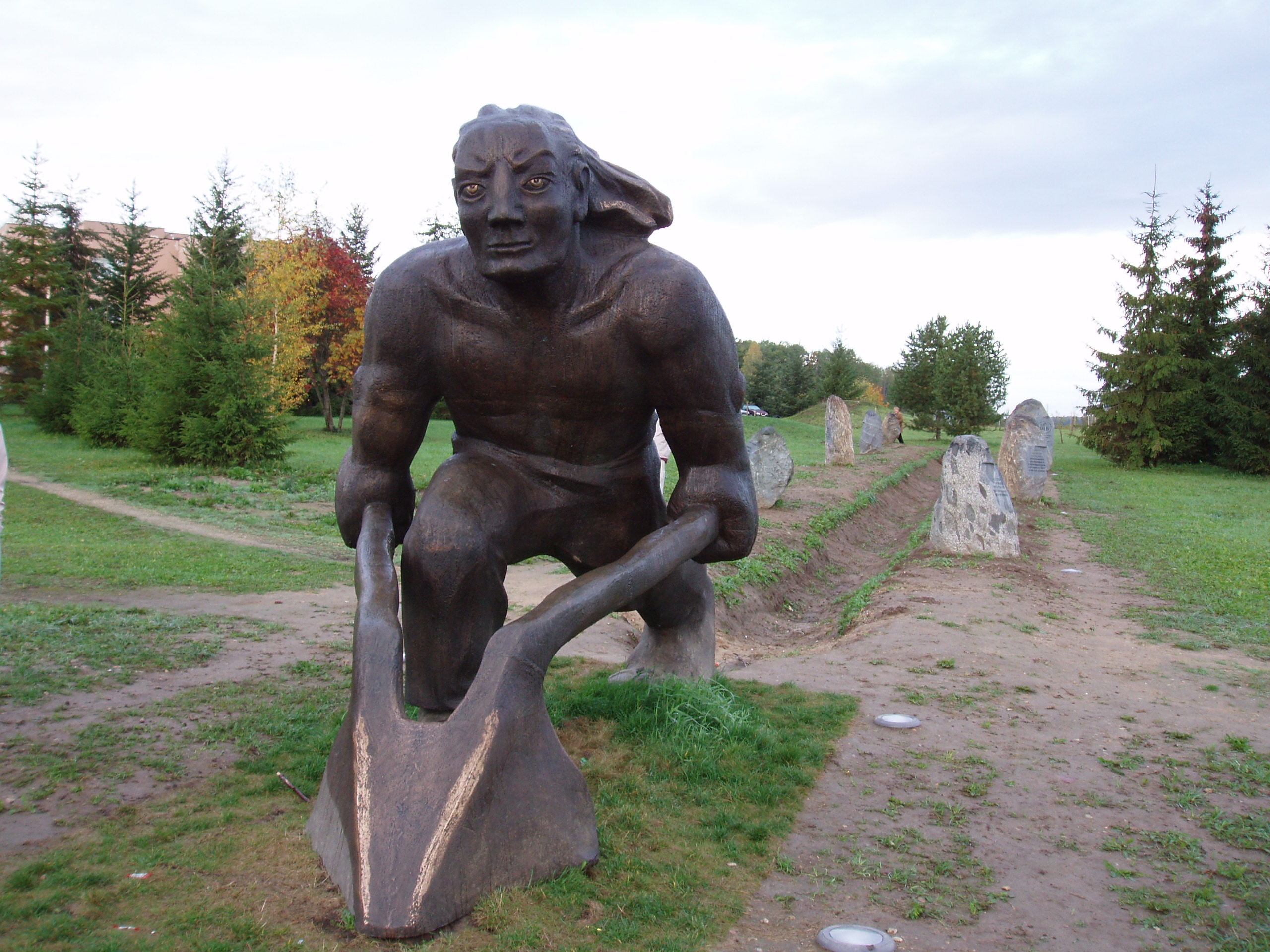 Foto. T. Kangro skulptuur KALEVIPOEG KÜNDMAS. Põltsamaa, 06.10.2006.