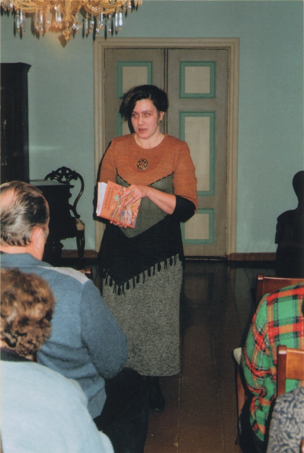 Foto. Nele Reimann oma raamatut VÕROMAA KODOLUGU esitlemas. Võru, 23.11.2004.