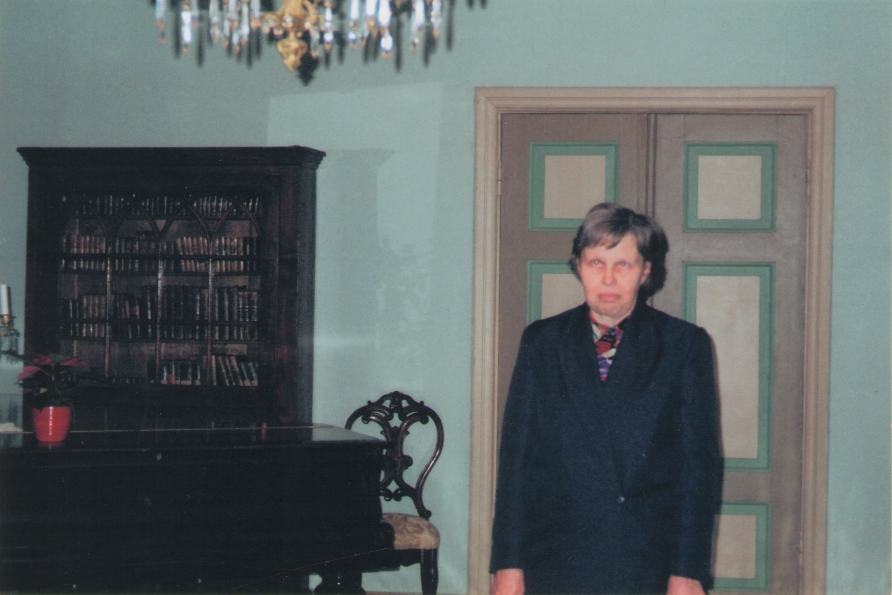 Foto. Anu Haak esinemas raamatu VÕROMAA KODOLUGU esitlusel. Võru, 23.11.2004.