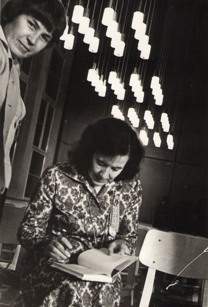 Foto. Maria Sikk ja Debora Vaarandi. Võru, 1976.