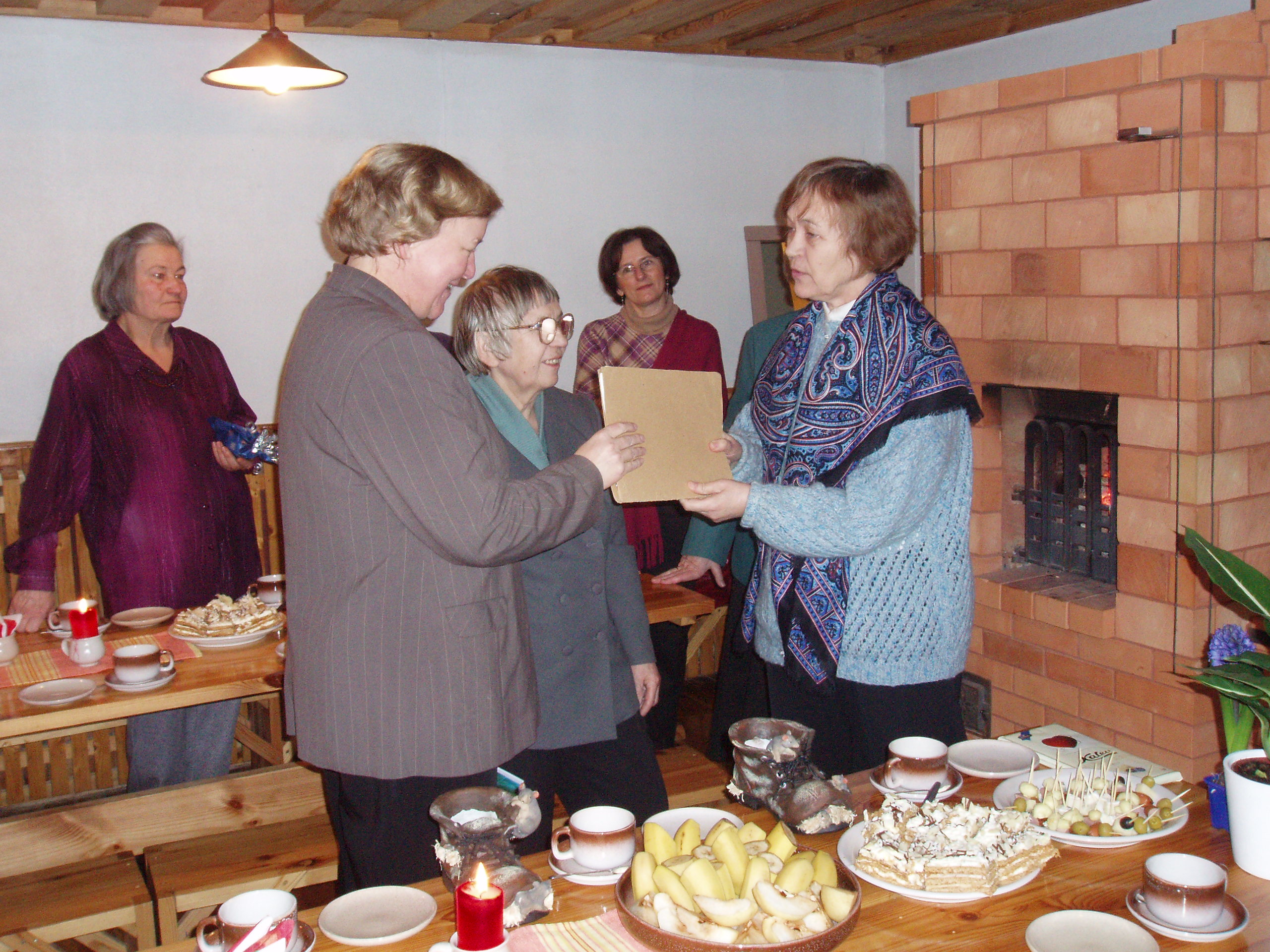Foto. Muuseumitöötajad Dr. Fr. R. Kreutzwaldi Memoriaalmuuseumi 65. a. juubeli tähistamisel.  Võru, 10.02.2007.