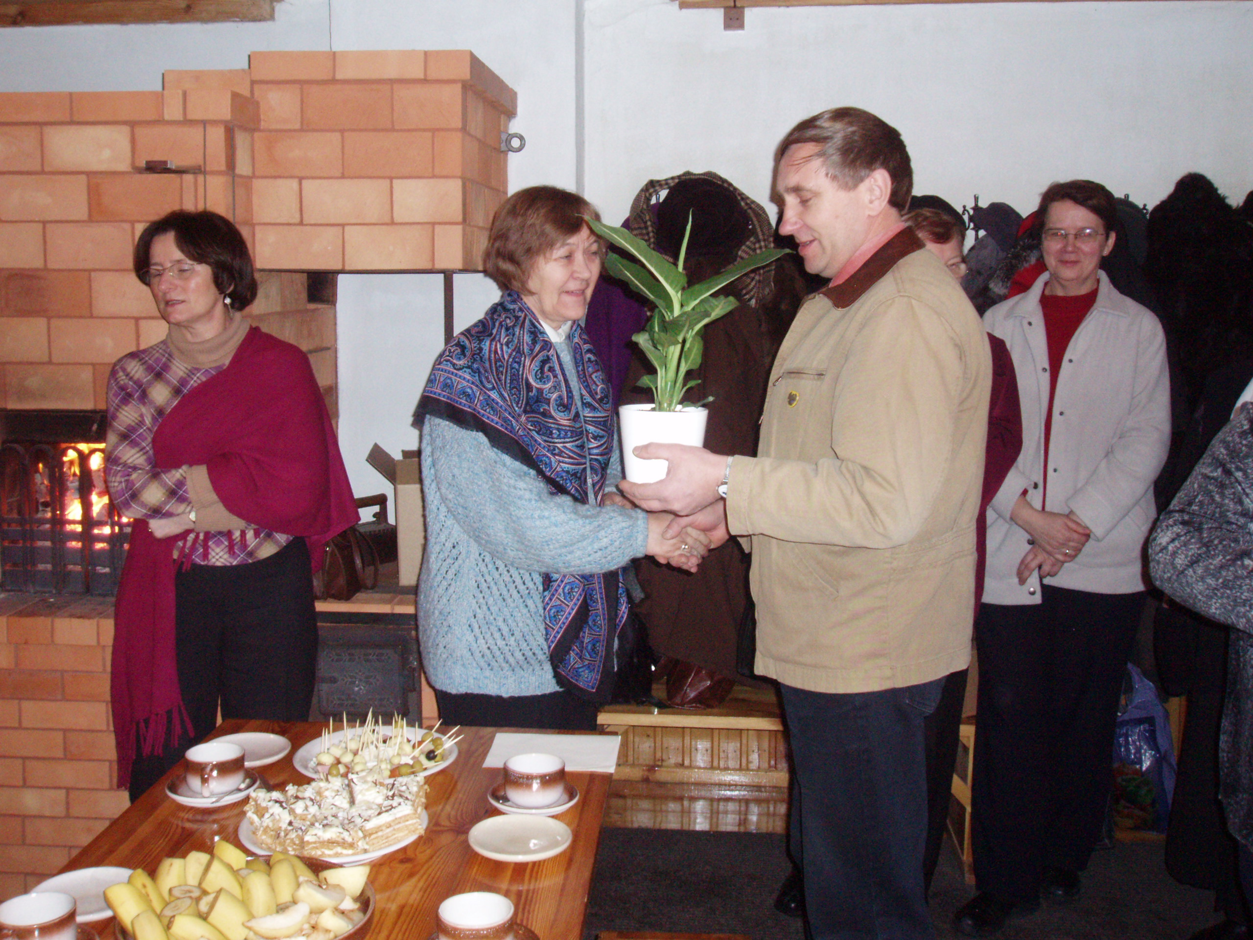 Foto. Muuseumitöötajad Dr. Fr. R. Kreutzwaldi Memoriaalmuuseumi 65. a. juubeli tähistamisel.  Võru, 10.02.2007.