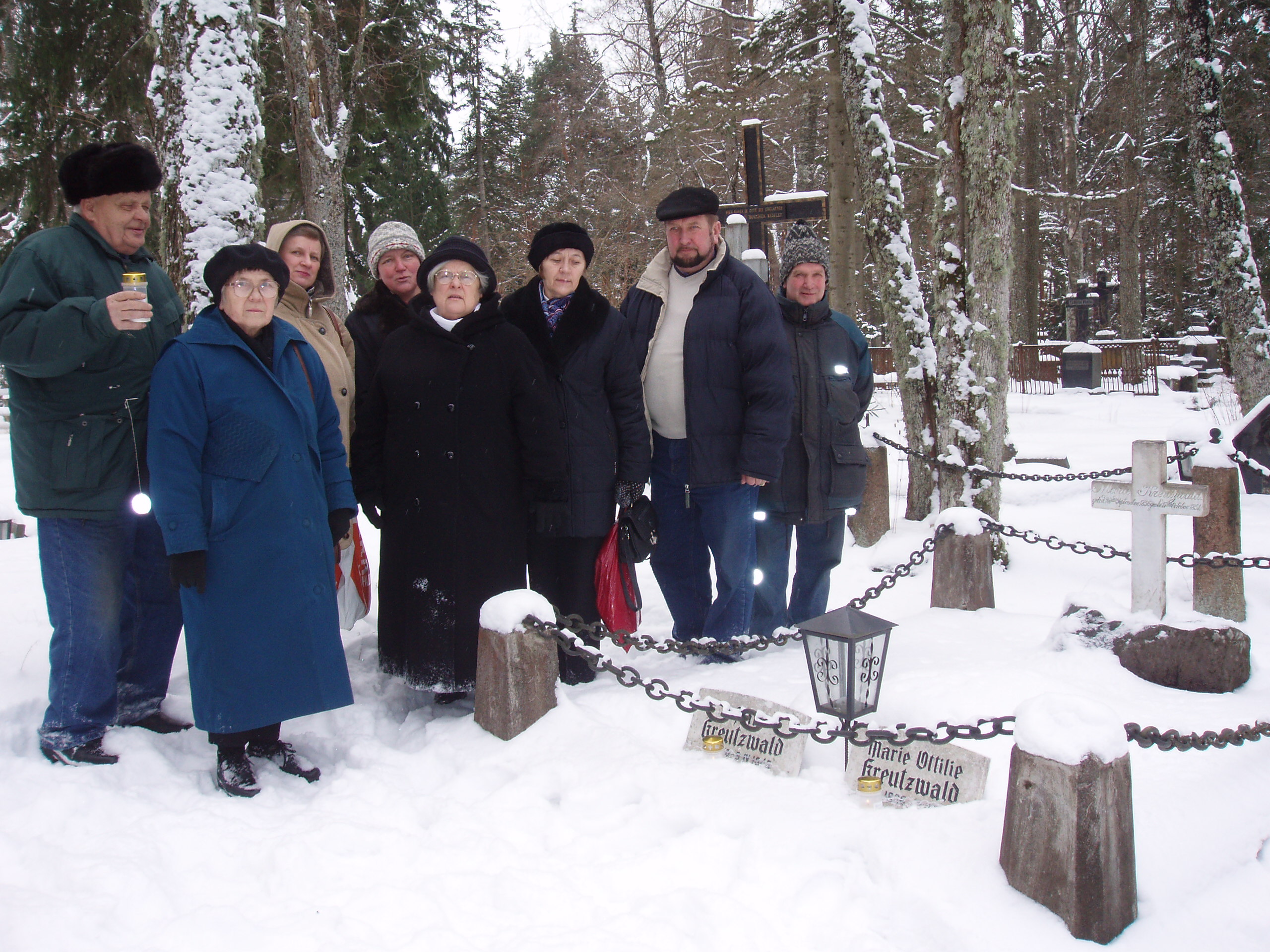 Foto. Muuseumitöötajad Võru surnuaial Fr. R. Kreutzwaldi ema ja tütre haual. Võru, 10.02.2007.