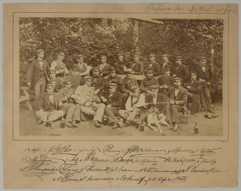 Korporatsiooni Fraternitas Dorpatensise liikmed, arvatavasti tähistamas kommerssi, grupifoto vabas õhus