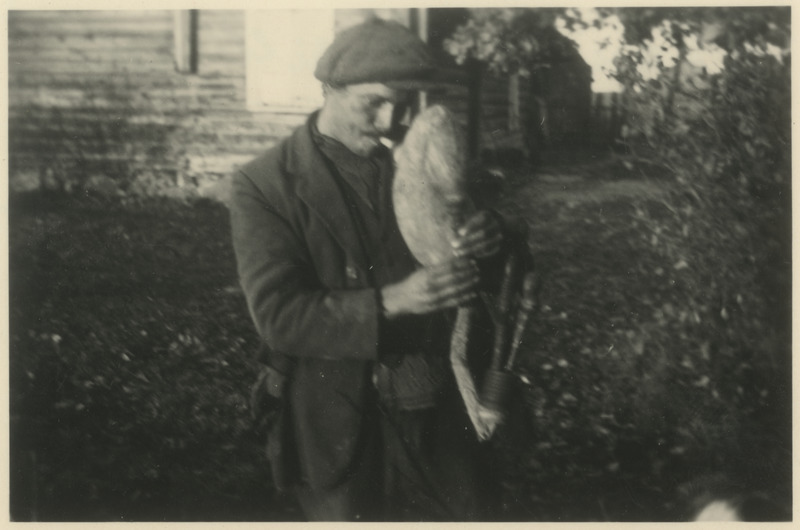 Vändra torupillimehe Jänesselja Hansu (Hans Adamberg) poeg Hans isa pilli õppimas