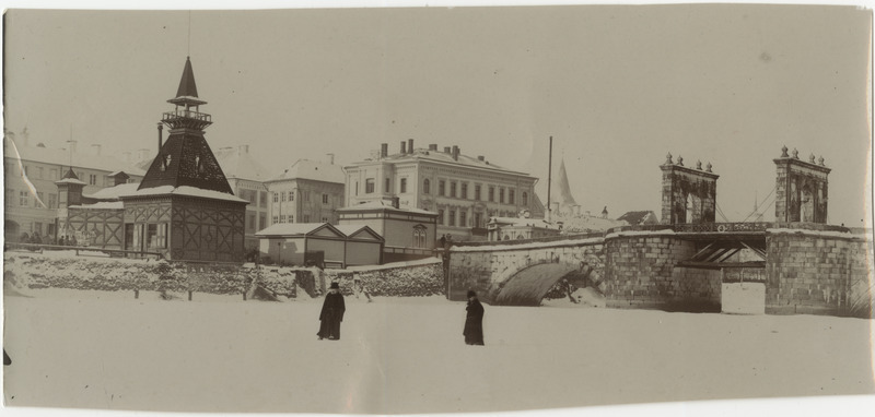 View of winter Kivisilla and Raekoja square buildings