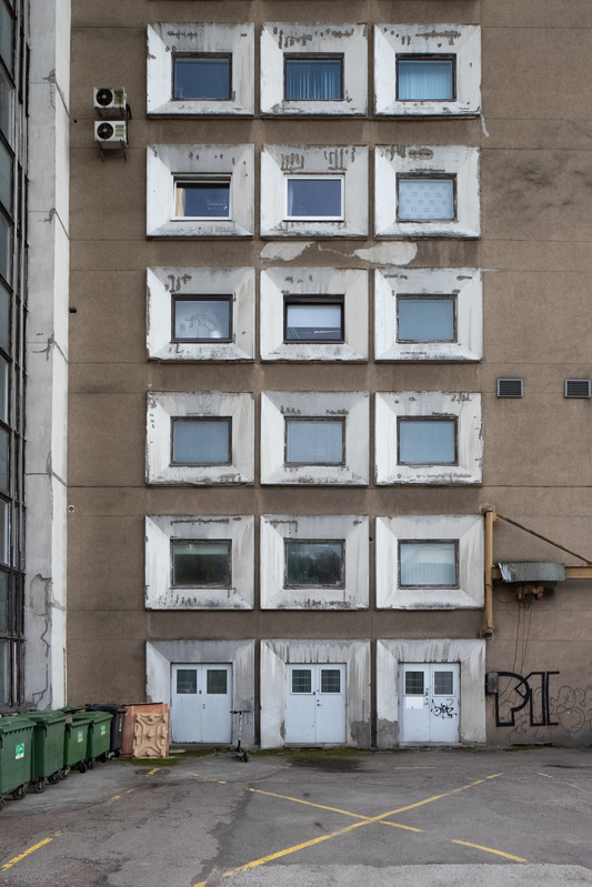 Projekteerijate Maja, Rävala pst 8, Tallinn. Hoovipoolne fassaad, detail. Arhitektid Peep Jänes, Mart Port, Roman Urb, Arvo Niineväli