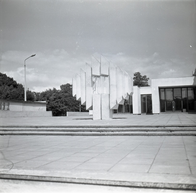 Haapsalu Kultuurikeskus, esiplaanil skulptuur. Arhitekt Ado Eigi, kunstnikud Aino Kapsta, Mai Mägi