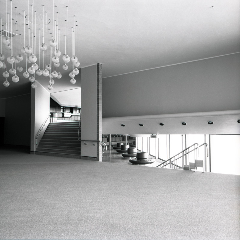 Ugala teater. Arhitektid Irina Raud ja Inga Orav. Interjöör. Sisearhitekt Aulo Padar. EAL 1986 fotokonkurss, foto seeriast Ugala