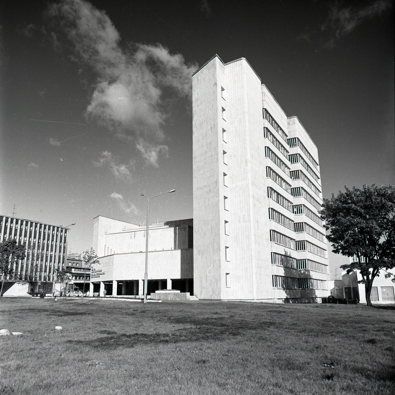 Ametiühingute maja. Lammutatud. Arhitekt Henno Sepmann. EAL 1986 fotokonkurss, foto seeriast Aktivist