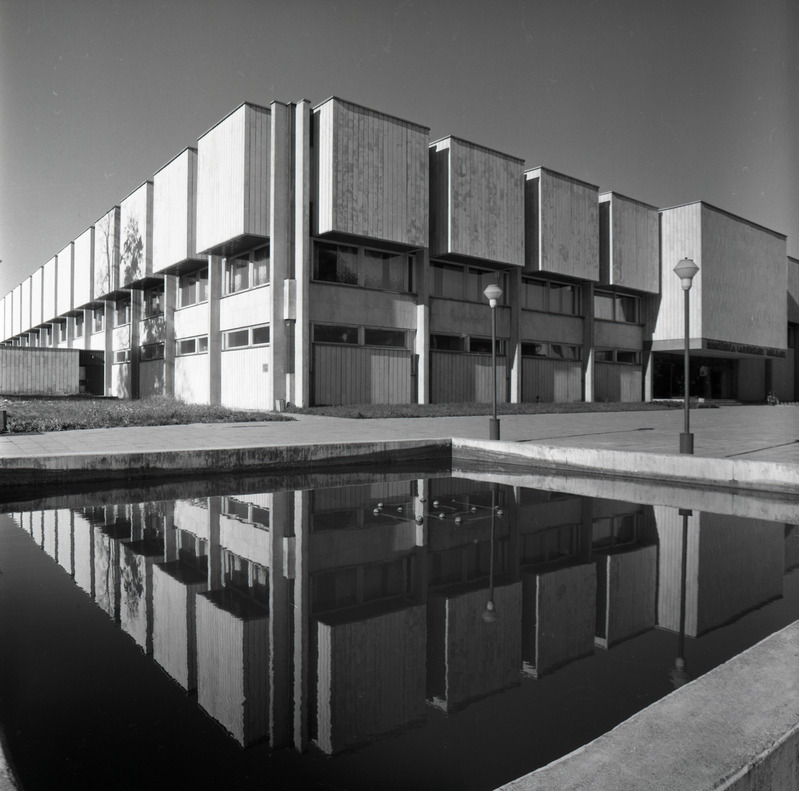 Tartu Ülikooli raamatukogu. Arhitektid Kalju Valdre, Mart Kalling. EAL 1986 fotokonkurss, foto seeriast Pesa