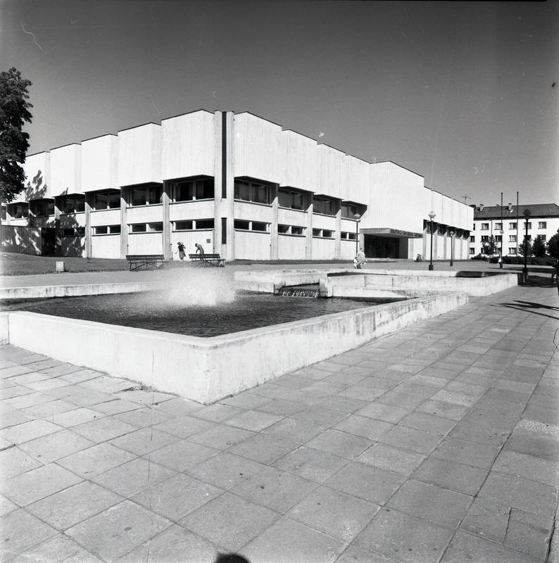 Tartu Ülikooli raamatukogu. Arhitektid Kalju Valdre, Mart Kalling. EAL 1986 fotokonkurss, foto seeriast Tommy