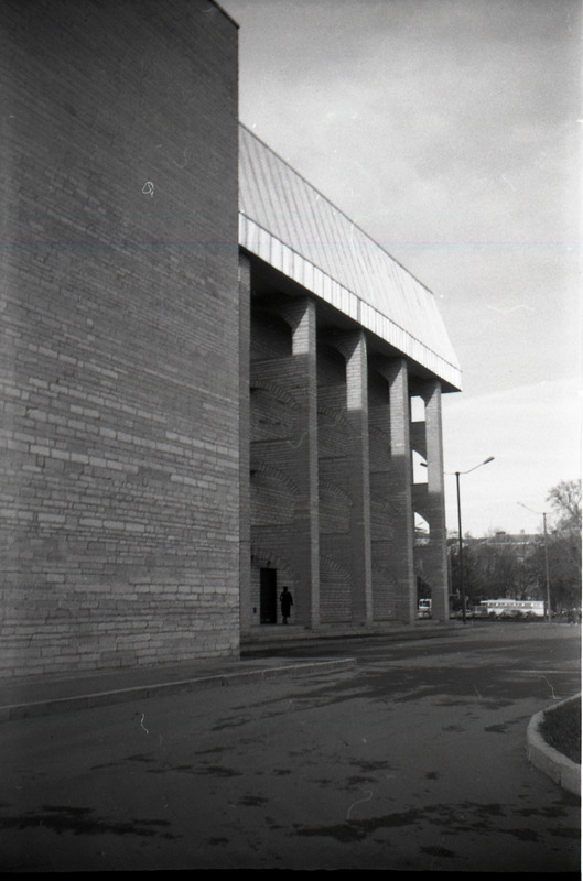 Poliitharidusmaja, nn Sakala keskus. Lammutatud. Arhitekt Raine Karp. EAL 1986 fotokonkurss, foto seeriast M-2