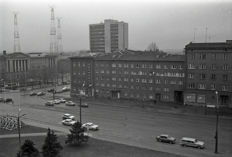 Kino Kosmos katuselt: Pärnu mnt 48a elumaja, taamal Tehnikakõrgkool, Uue Maailma kolm masti (saatjad / segajad), arvutuskeskus