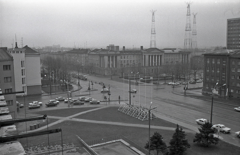 Kino Kosmos katuselt Pärnu mnt ja Liivalaia / Suur-Ameerika ristmik. Tehnikakõrgkool, Uue Maailma kolm masti (saatjad / segajad), arvutuskeskus
