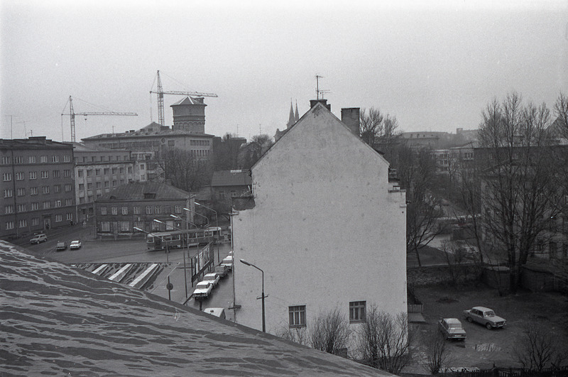 Kino Kosmos katuselt: Pärnu mnt 43 tulemüür ja trammipeatus, vaade Tõnismäe suunas