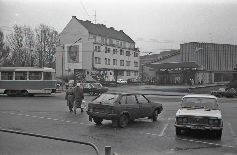Tõnismägi tn ots üle Pärnu mnt, elamu Pärnu mnt 43 (seinal Lenin), Kino Kosmos, esiplaanil parkivad autod