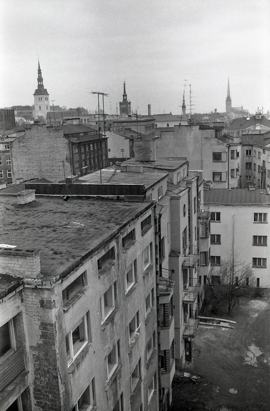 Pärnu mnt 27 elamu katuselt, vaade piki Pärnu mnt hoonestuse tagakülgi vanalinna suunas