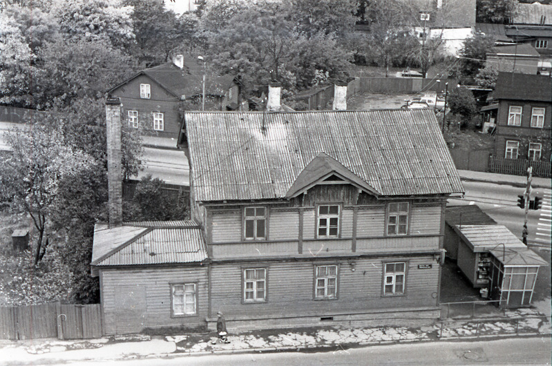 Pärnu mnt 110 lammutamisele minev hoone Tondi tn nurgal, maja küljel kioskid, vaade Pärnu mnt 123a katuselt