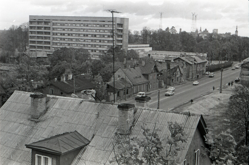 Pärnu mnt hoonestus ja Magdaleena haigla, taamal vanalinn, vaade Pärnu mnt 123a katuselt