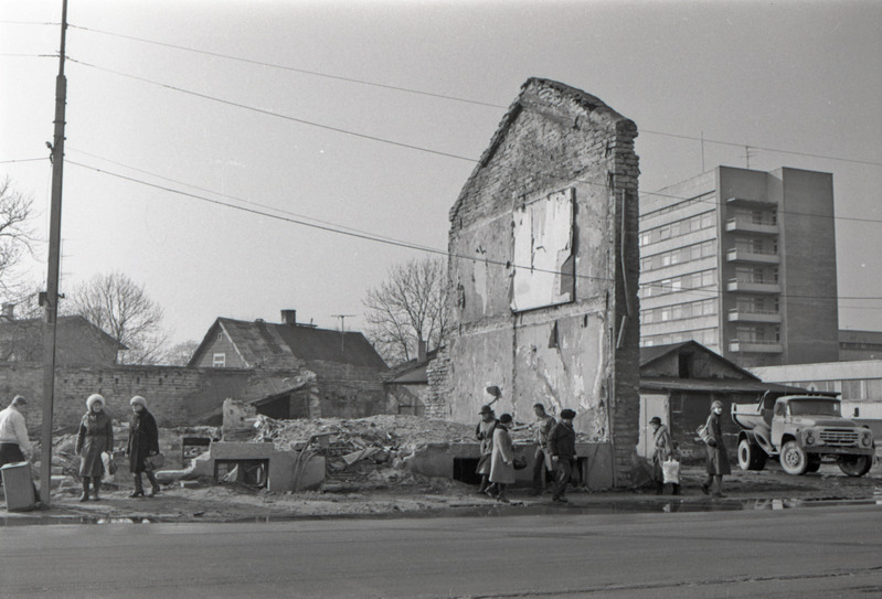 Pärnu mnt 106 lammutatud hoone tulemüür; veoauto ja inimesed tänaval, taamal Magdaleena haigla