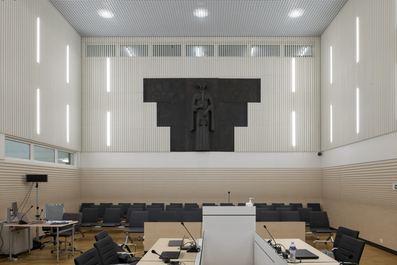 Tallinna uus kohtuhoone / Harju Maakohus. Interjöör. Arhitektuuribüroo Siim & Kreis (autorid Andres Siim ja Kristel Ausing); projekteerija Novarc Group AS (peaarhitekt Lauri Laisaar). Sisearhitektuur: Pille Lausmäe Sisearhitektuuri Büroo OÜ