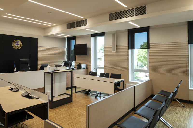 Tallinna uus kohtuhoone / Harju Maakohus. Interjöör. Arhitektuuribüroo Siim & Kreis (autorid Andres Siim ja Kristel Ausing); projekteerija Novarc Group AS (peaarhitekt Lauri Laisaar). Sisearhitektuur: Pille Lausmäe Sisearhitektuuri Büroo OÜ