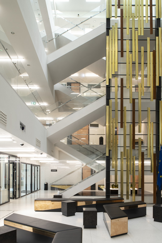 Tallinna uus kohtuhoone / Harju Maakohus. Interjöör. Arhitektuuribüroo Siim & Kreis (autorid Andres Siim ja Kristel Ausing); projekteerija Novarc Group AS (peaarhitekt Lauri Laisaar). Sisearhitektuur: Pille Lausmäe Sisearhitektuuri Büroo OÜ