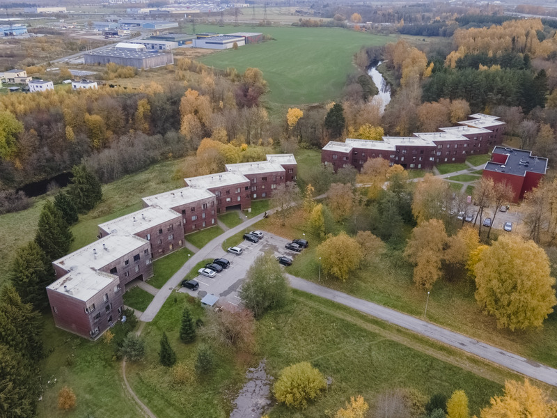 Gigant mööbel mööblihall Lasnamäel Vesse tn 3, endine logistikakeskus. Arhitektuuristuudio Siim & Kreis; arhitektid Andres Siim ja Kristel Ausing