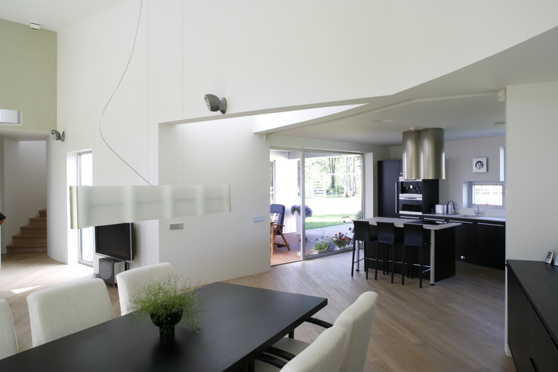 Eramu Rannamõisas Merihobu tee 2, nn Alumiiniummaja. Interjöör. Arhitektid Muru & Pere: Urmas Muru, Peeter Pere, Janek Maat, Katrin Kaevats