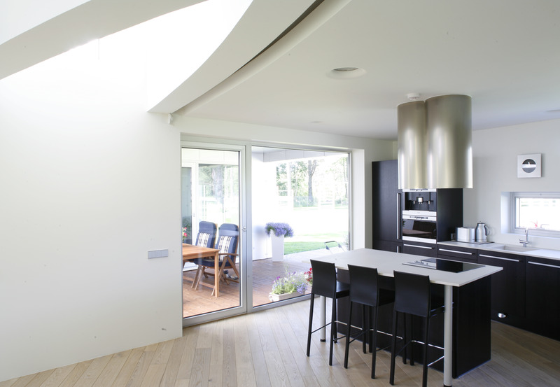 Eramu Rannamõisas Merihobu tee 2, nn Alumiiniummaja. Interjöör. Arhitektid Muru & Pere: Urmas Muru, Peeter Pere, Janek Maat, Katrin Kaevats